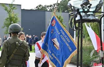 Sława pamięta o sowieckiej zdradzie. Ziemia z Katynia trafiła do uczniów klasy mundurowej