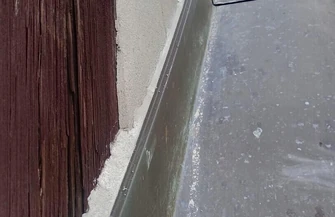 Kościół w Starych Drzewcach po fumigacji i uszczelnieniu dachu. Teraz czas na tynki