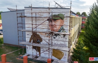 Nowy mural w Sławie. Na ścianie kapral Niewidziajło i moment zaślubin Polski z morzem