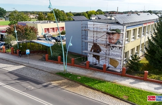 Nowy mural w Sławie. Na ścianie kapral Niewidziajło i moment zaślubin Polski z morzem