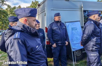 70 osób drony quady i łodzie. Intensywne ćwiczenia w lasach pod Radzyniem