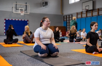 Joga w SOSW. Uczniowie pięciu szkół ćwiczyli z MartynąBarczyńską