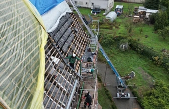 Dachówki wracają na kościół w Dębowej Łęce. Remont zabytku przyspiesza