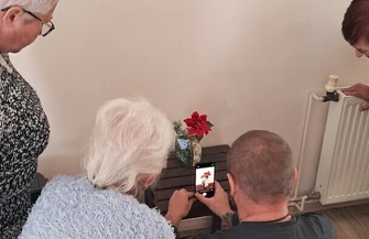 Fotografie wschowskich seniorów na wystawie plenerowej. Efekty zajęć DDS Senior można podziwiaćprzy muralu