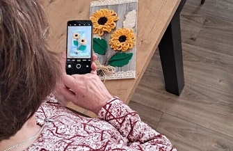 Fotografie wschowskich seniorów na wystawie plenerowej. Efekty zajęć DDS Senior można podziwiaćprzy muralu