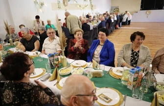 Gminny Dzień Seniora w Szlichtyngowej. 100 uczestników bawiło się w Świetlicy Miejskiej