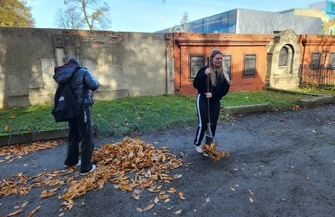 Młodzież uprzątnęła teren wschowskiego lapidarium. To już kilkunastoletnia tradycja