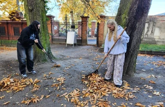 Młodzież uprzątnęła teren wschowskiego lapidarium. To już kilkunastoletnia tradycja