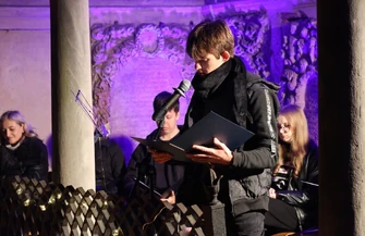 Wieczór poezji w lapidarium. Społeczność Staszica oswajała przemijanie