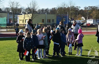 Sława uczciła Święto Niepodległości. Setki uczniów zaśpiewało hymn na stadionie