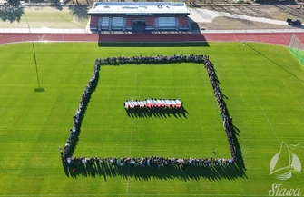 Sława uczciła Święto Niepodległości. Setki uczniów zaśpiewało hymn na stadionie