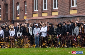 Szkoła do Hymnu w Staszicu. Uczniowie odśpiewali Mazurka Dąbrowskiego