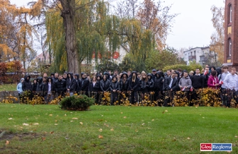 Szkoła do Hymnu w Staszicu. Uczniowie odśpiewali Mazurka Dąbrowskiego