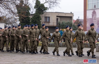 Kadeci złożyli przysięgęna sztandar szkoły. Uroczyste ślubowanie i awanse w Staszicu