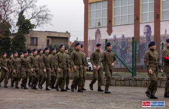 Kadeci złożyli przysięgęna sztandar szkoły. Uroczyste ślubowanie i awanse w Staszicu