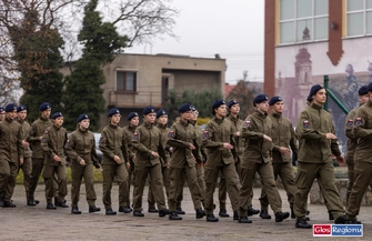 Kadeci złożyli przysięgęna sztandar szkoły. Uroczyste ślubowanie i awanse w Staszicu