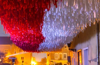 Święto Niepodległości we Wschowie. Pokaz laserowy i wyjątkowa flaga z 30 tysięcy wstążek