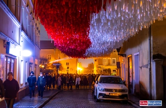 Święto Niepodległości we Wschowie. Pokaz laserowy i wyjątkowa flaga z 30 tysięcy wstążek