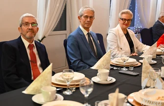 Aktywność i dobry humor nie mają wieku. Seniorzy z PZERiI bawili sięna zabawie andrzejkowej