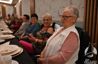 Aktywność i dobry humor nie mają wieku. Seniorzy z PZERiI bawili sięna zabawie andrzejkowej