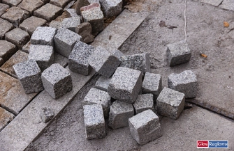 Deptak jednak ze starą kostką. Prace na ul. Bohaterów Westerplatte na finiszu