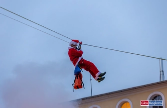 Mikołaj zjechał na linie z ratusza a burmistrz rozświetlił choinkę. Mikołajki 2025 we Wschowie FOTO