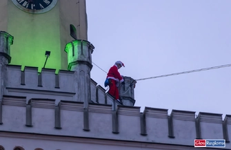 Mikołaj zjechał na linie z ratusza a burmistrz rozświetlił choinkę. Mikołajki 2025 we Wschowie FOTO