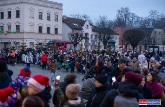 Mikołaj zjechał na linie z ratusza a burmistrz rozświetlił choinkę. Mikołajki 2025 we Wschowie FOTO