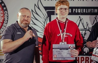 Pogoń Wschowa zawodnicy na zawodach z wyciskania leżąc