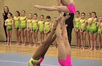 Pełna hala na świątecznych zawodach w Staszicu. Dla wielu dziewczynek to był pierwszy start w życiu