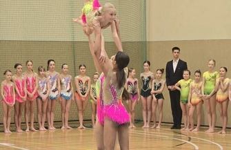 Pełna hala na świątecznych zawodach w Staszicu. Dla wielu dziewczynek to był pierwszy start w życiu