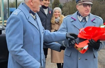 Oddali hołd Powstańcom. Uroczystość w Łupicach przy tablicy generała Dowbor-Muśnickiego