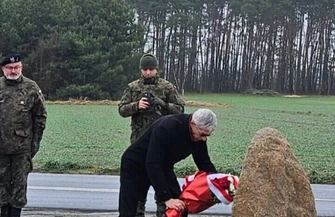 Oddali hołd Powstańcom. Uroczystość w Łupicach przy tablicy generała Dowbor-Muśnickiego