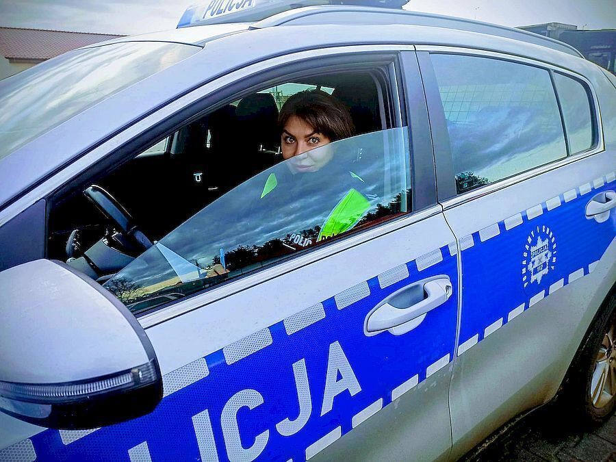 W klapkach i swetrze szedł przez miasto. 74-latek z Góry nie pamiętał gdzie mieszka. Policjanci odwieźli go do domu