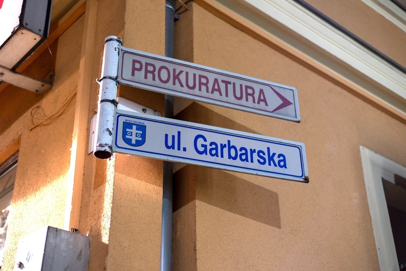 Cupra BMW Mercedes wszystkie zarysowane. Sprawa zniszczeń na ul. Garbarskiej trafi do sądu