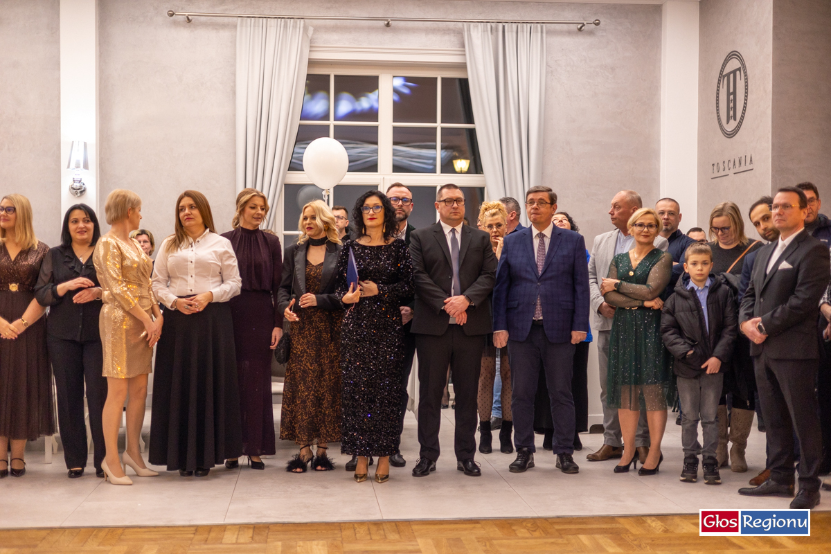 40 par zatańczyło poloneza w Toscanii. Studniówka I LO we Wschowie ZDJĘCIA