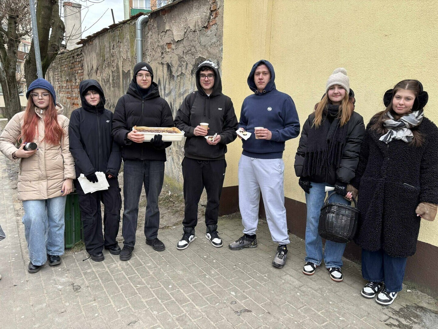 Gorąca herbata w mroźny dzień. Licealiści ze Wschowy ruszyli na ulice miasta