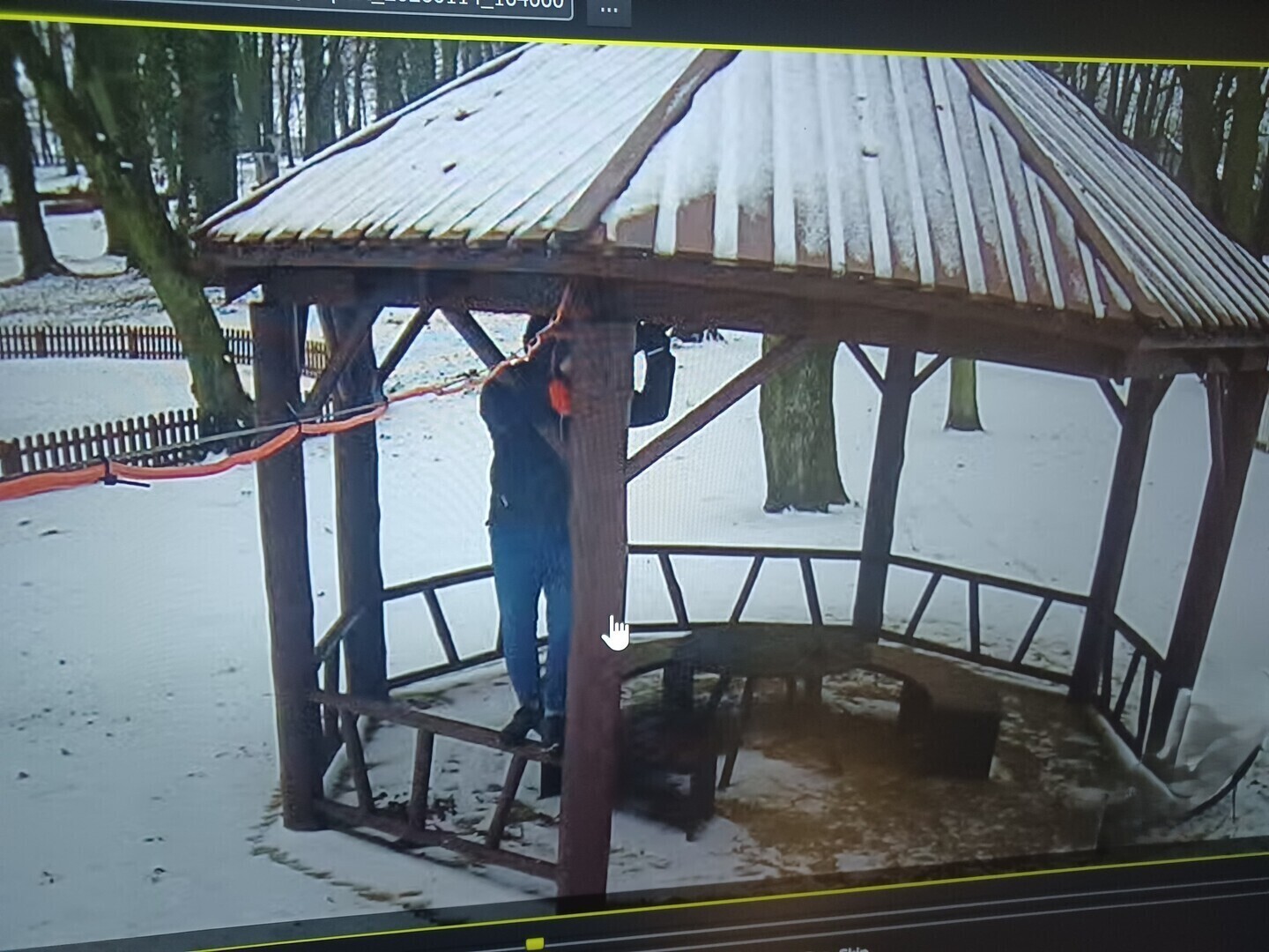 Oddał mocz przed kamerą a potem ukradł kabel. Myślał że zakryta twarz wystarczy