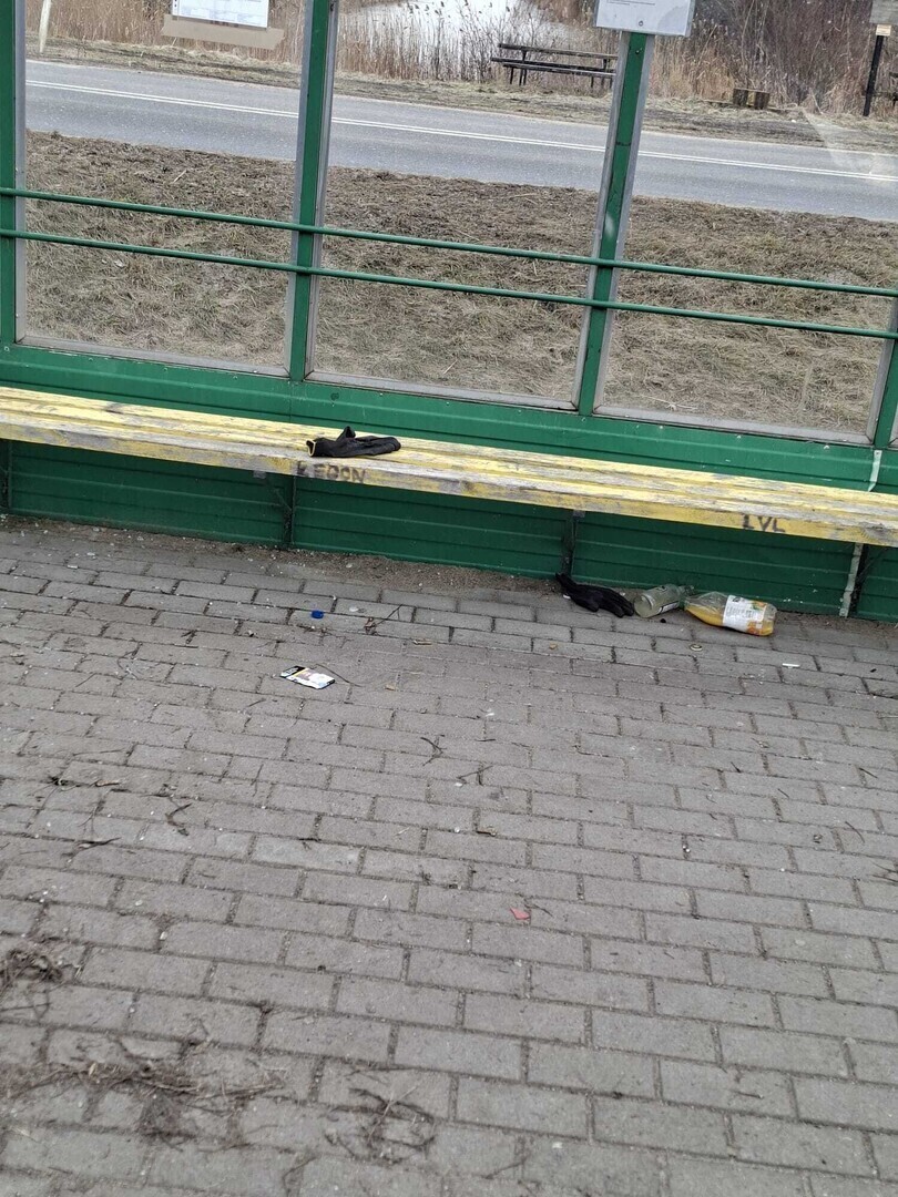 Zniszczone przystanki w Łęgoniu i Lginiu. Burmistrz za naprawę zapłacimy wszyscy