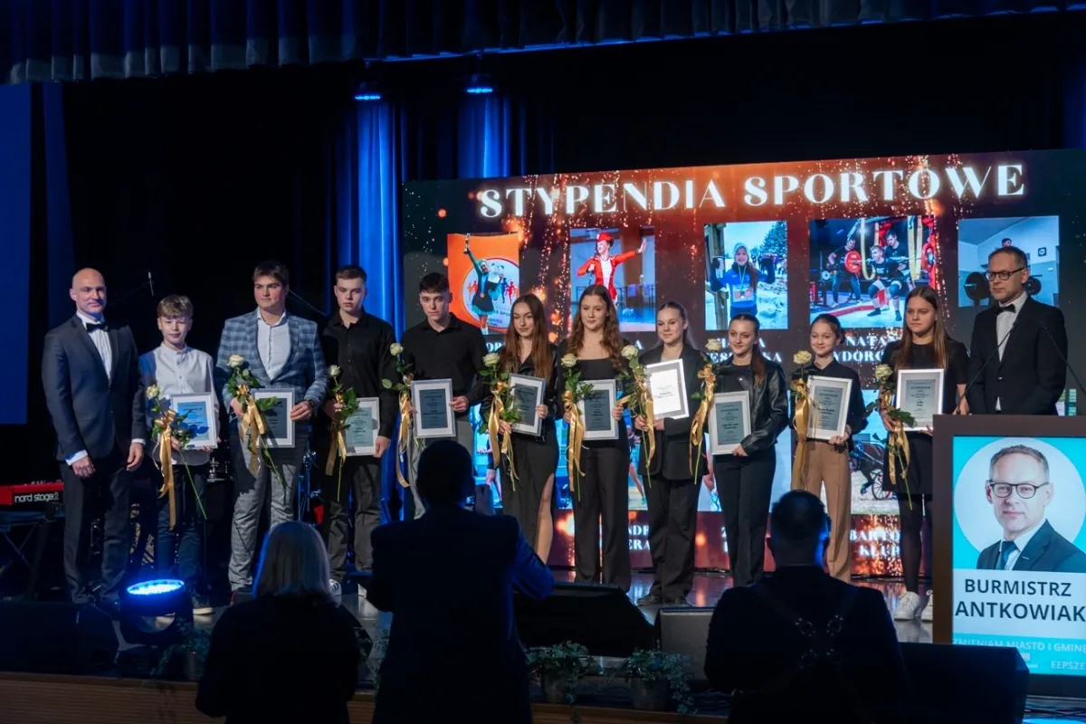 Gala Ambasador Wschowy 2023 - moment wręczania stypendiów sportowych.