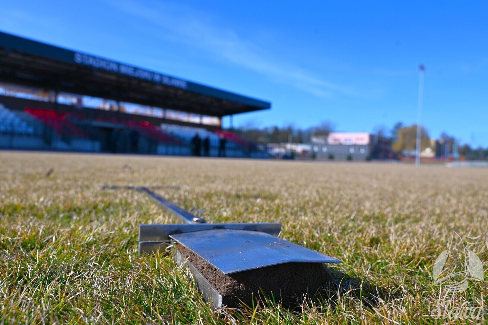 Stadion w Sławie. Murawa przechodzi wiosenne zabiegi