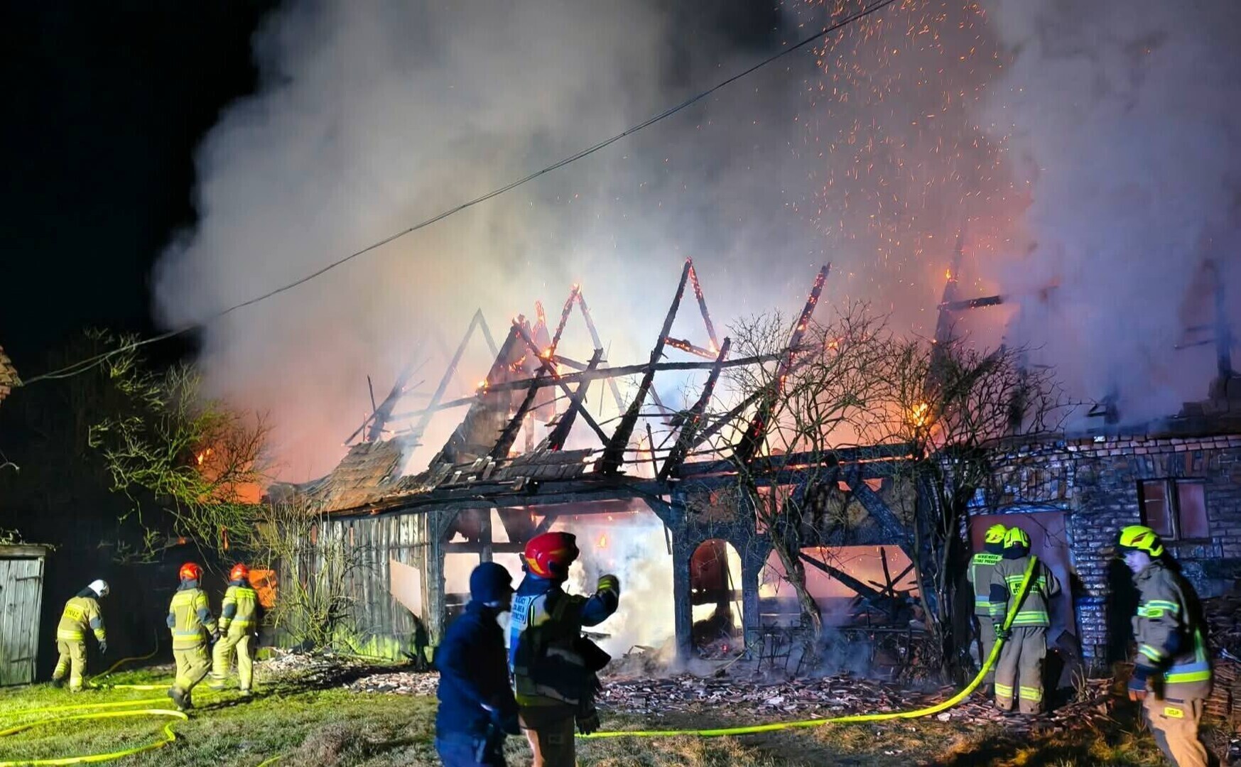 Spłonęła stodoła w Krzepielowie. Na miejscu blisko 50 strażaków