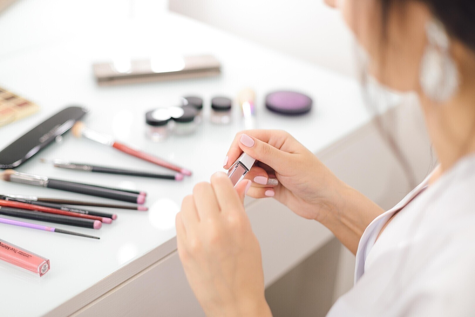 Dowiedz się jak działa private label kosmetyki jak wybrać producenta i zbudować własną markę beauty. Praktyczny przewodnik dla startujących przedsiębiorców.