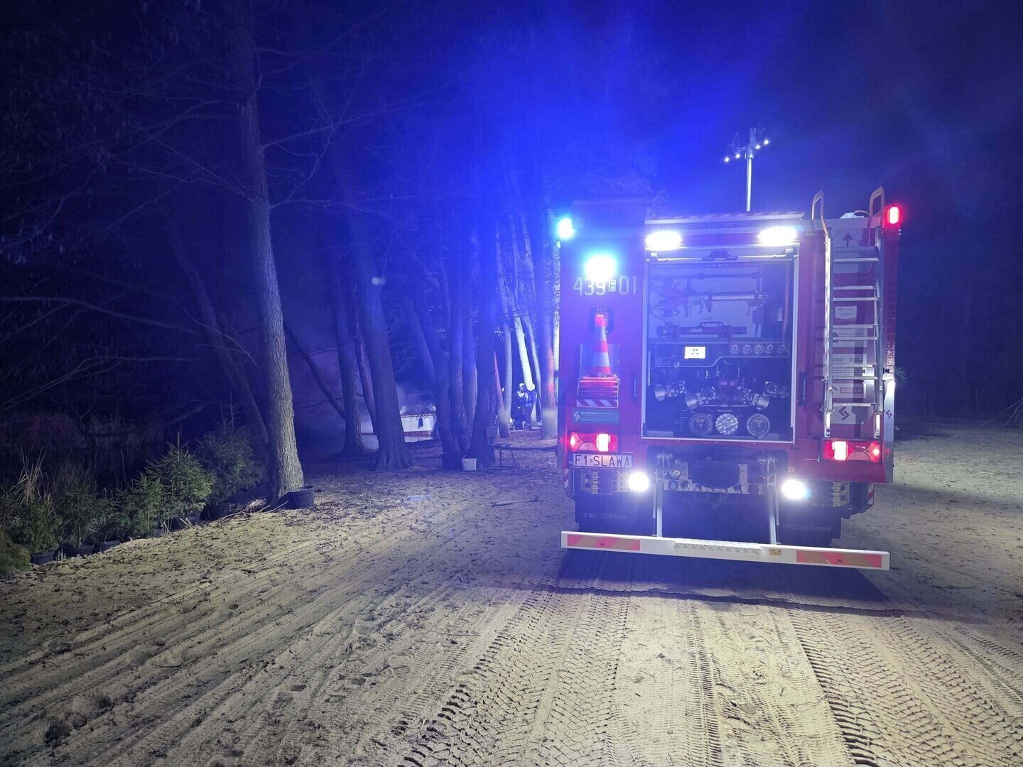 Łódź w płomieniach na Jeziorem Sławskim. Podpalenie Sprawębada policja