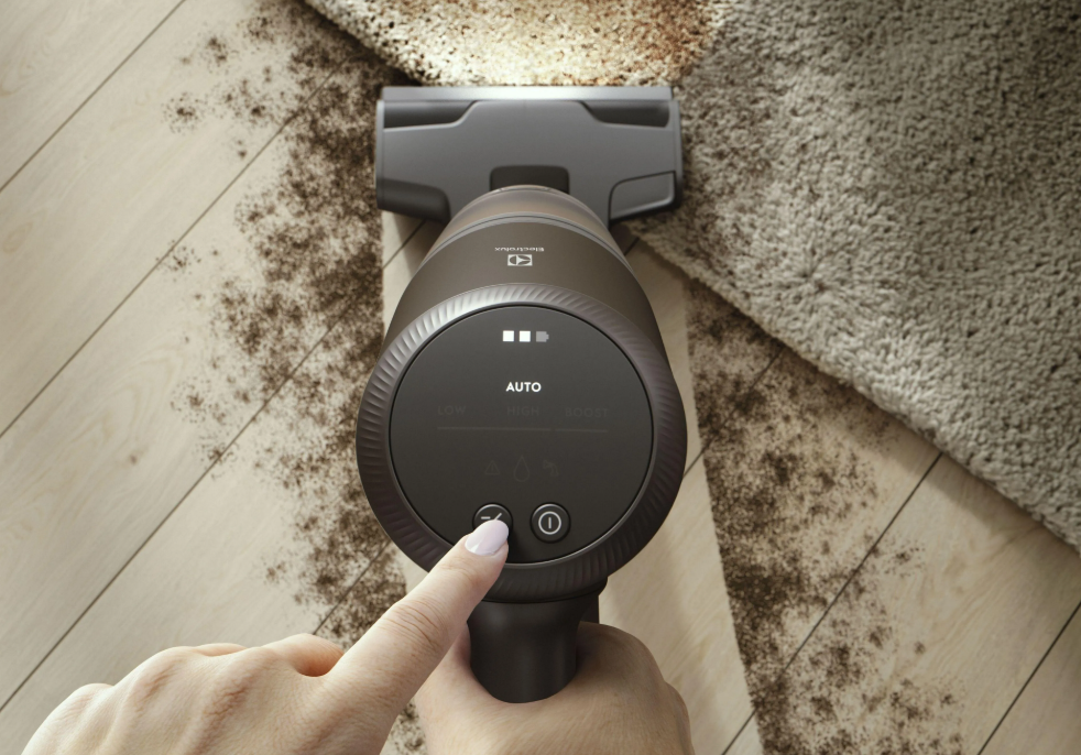 Wszechstronne odkurzanie i higieniczne opróżnianie pojemnika z Electrolux Absolute Hygienic 800
