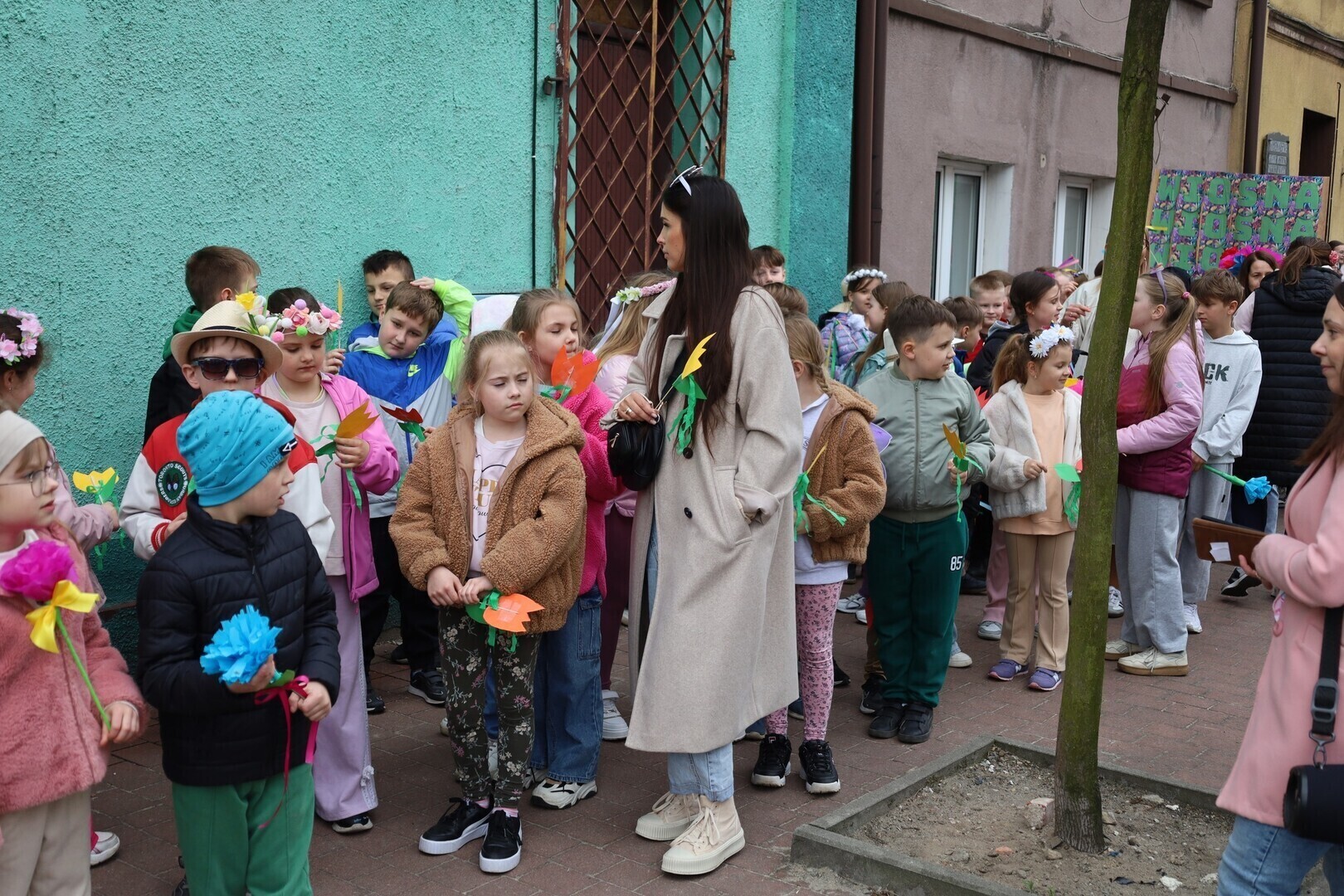 Wiosenny korowód w Szlichtyngowej. Uczniowie przeszli ulicami miasta
