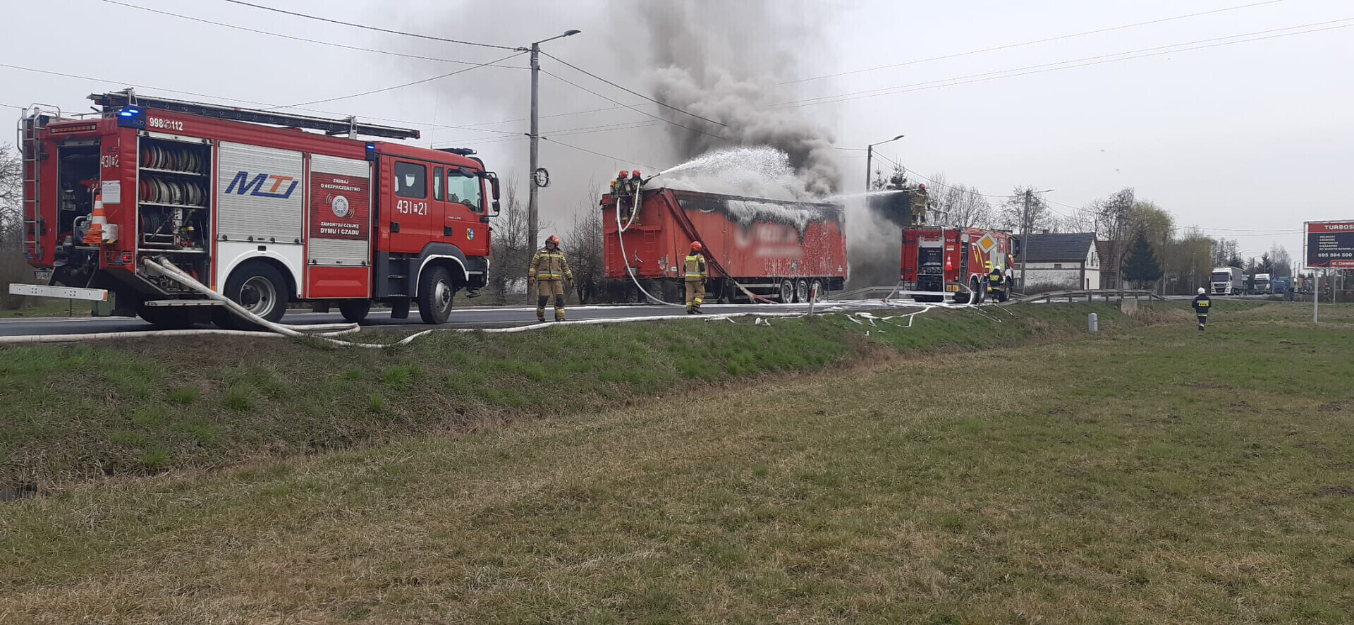 Ponad pięć godzin bez przejazdu przez Dębową Łękę. Na DK12 płonęła naczepa z elektrośmieciami