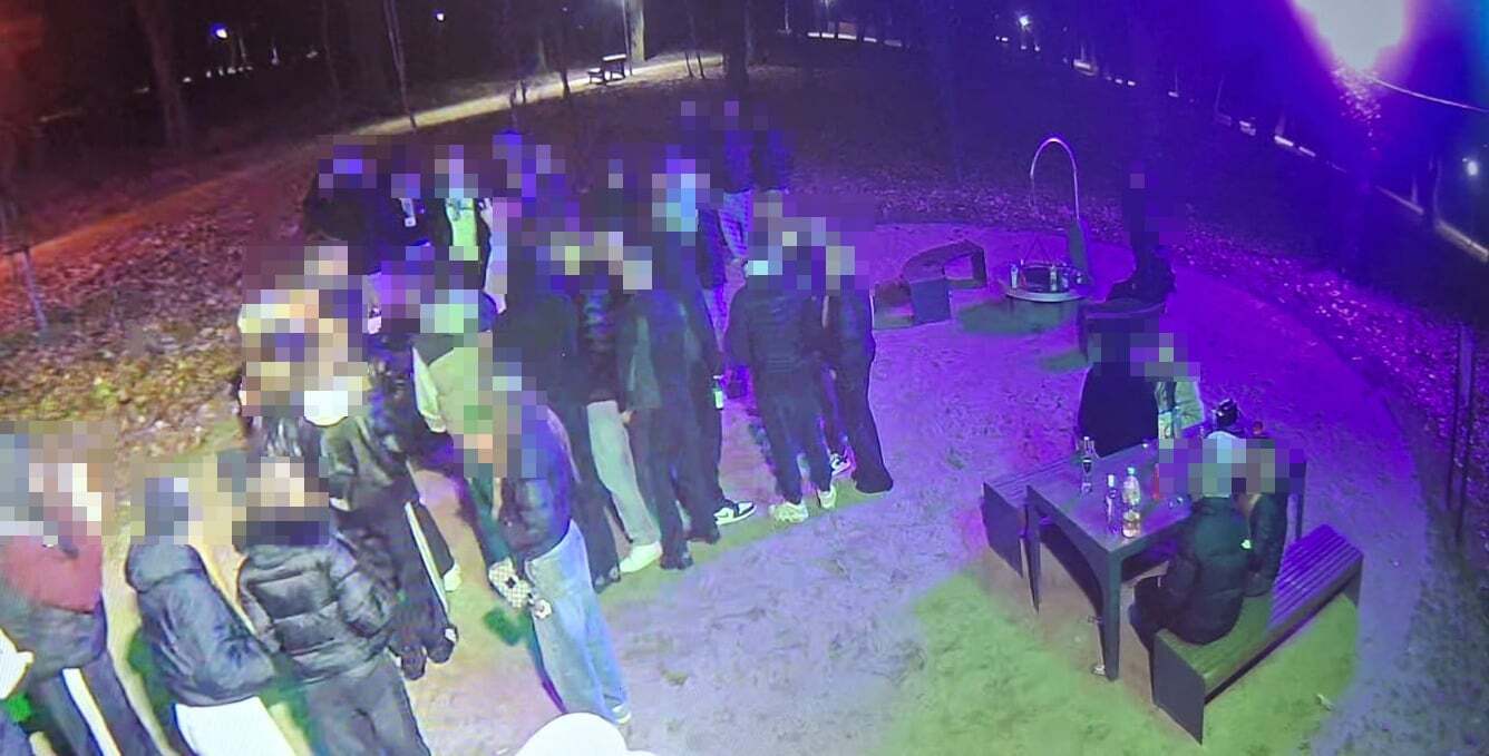 Monitoring w Parku Wolsztyńskim zarejestrował grupę młodych osób spożywającą alkohol