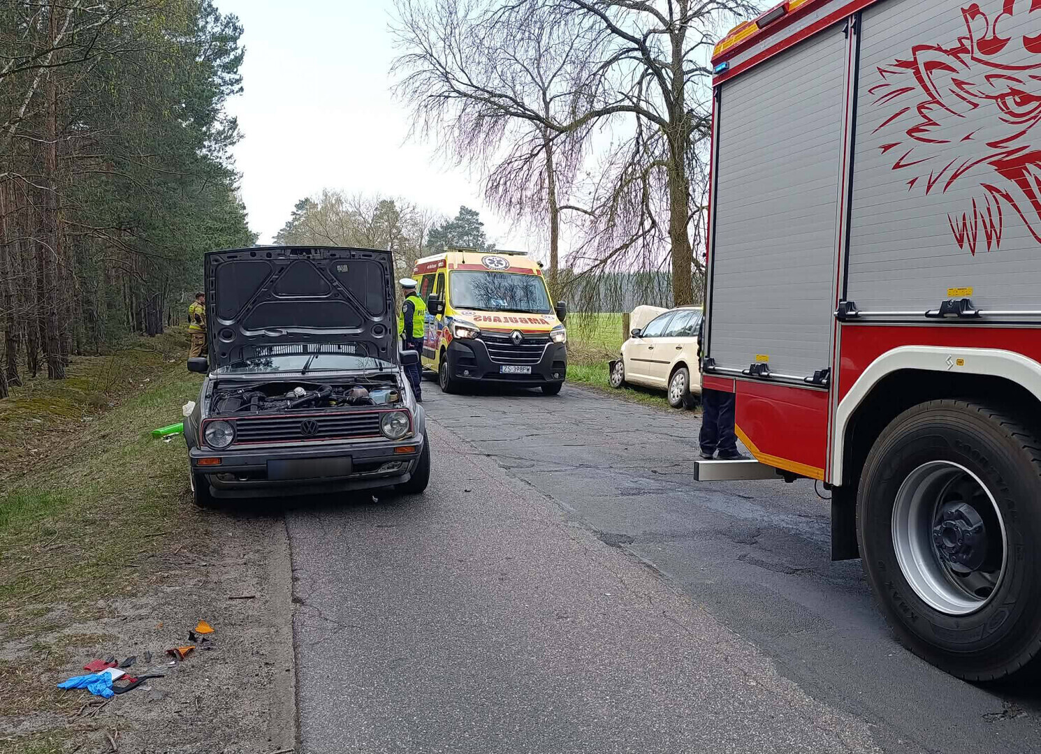 21-latek skręcał 48-latka wyprzedzała. Trzy Volkswageny rozbite na trasie Gola - Szreniawa