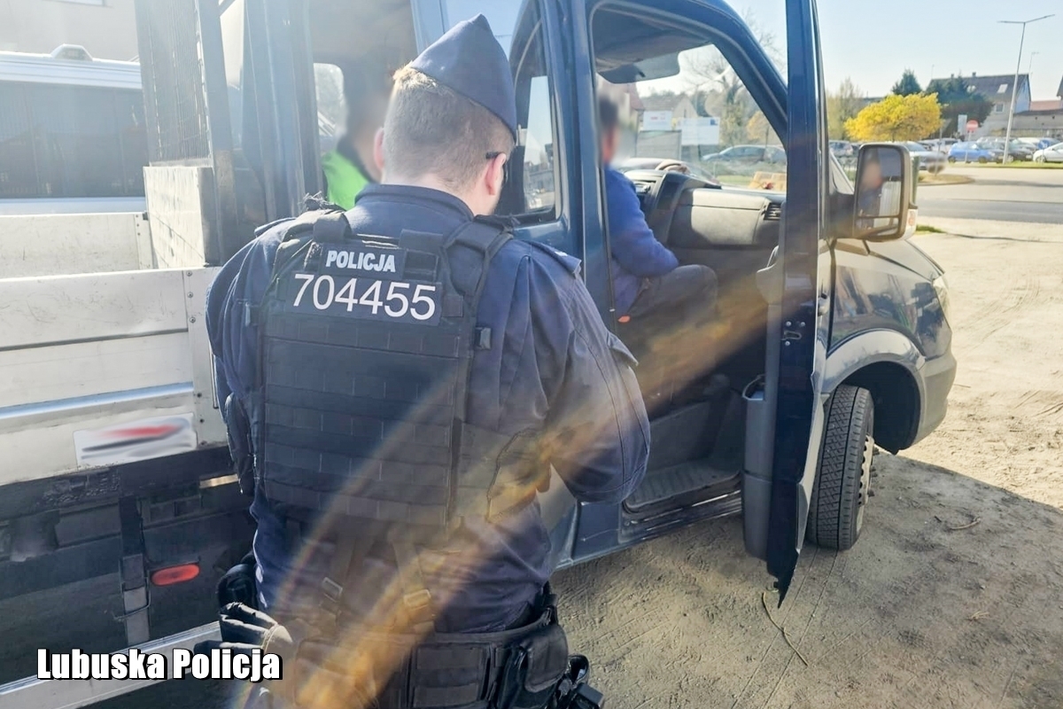 Prewencja z Gorzowa w Sławie. Patrolowali okolice placówek oświatowych sklepów oraz targowiska